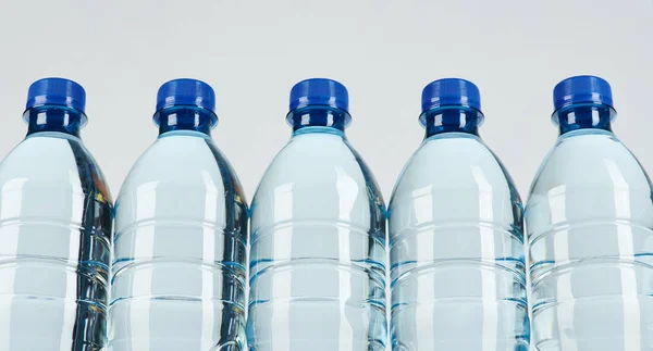 Ряд бутылки с чистой водой — стоковое фото