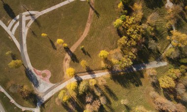 Yeşil otamn parkında yürüyüş yolu