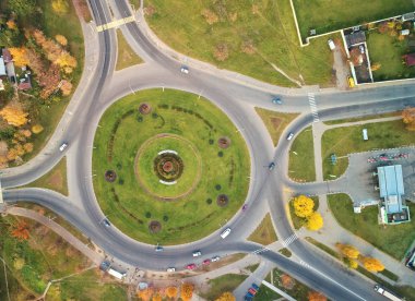 İnsansız hava aracı görünümünün üzerinde döner kavşak taşı