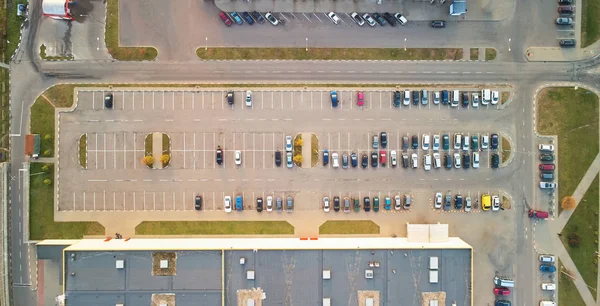Estacionamento com carros — Fotografia de Stock