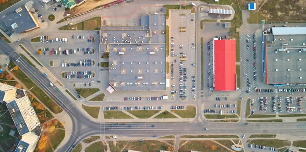 Supermercado com estacionamento — Fotografia de Stock