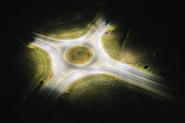 Leerer Kreisverkehr in der Nacht — Stockfoto