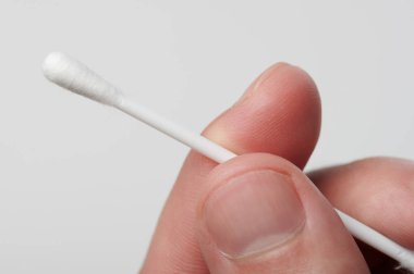 El ele tutuşan beyaz çubuk izole edilmiş yakın çekim görünümü