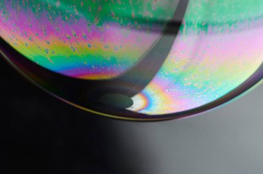 Sabun köpüğü makrosu üzerinde temiz yansıma yakın görünüm