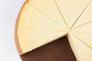 Beyaz arkaplanda dilimlenmiş cheesecake pastasını kapat