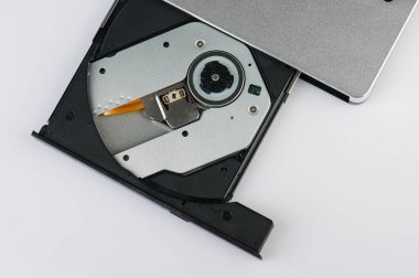 Üst görünümün üzerindeki harici cd sürücüsü beyaz arkaplanda izole edildi