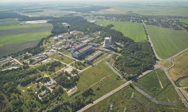 Fabrik Mit Großen Rohren Drohnenblick Auf Der Grünen Wiese — Stockfoto