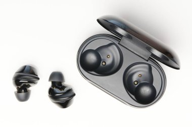 Üstünde kablosuz siyah kulaklık olan kablosuz kulaklık.