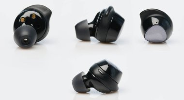 Beyaz arkaplanda izole edilmiş kablosuz kulaklıkların farklı görünümleri