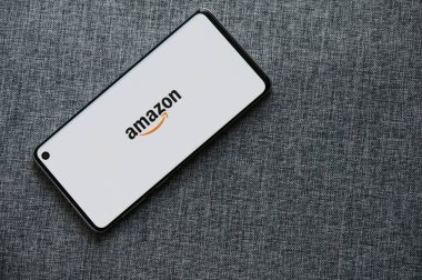 New York, ABD - 18 Haziran 2020: Akıllı telefon ekranında Amazon mağaza uygulaması açılışı gri arkaplan görüntüsünü kapat