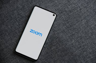 New York, ABD - 18 Haziran 2020: Akıllı telefon ekranında Zoom uygulaması başlatılıyor Gri arkaplan görüntüsünü kapat