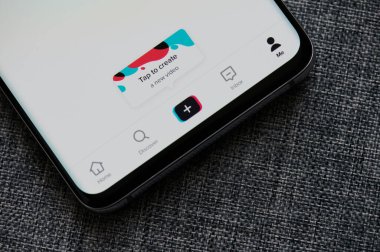 New York, ABD - 18 Haziran 2020: Gri arka planda akıllı telefondan TikTok 'ta yeni video oluştur