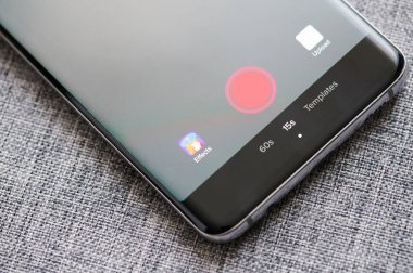 New York, ABD - 18 Haziran 2020: Tik tok uygulamasında kayıt videosu gri arka planda yakın plan görüntüsü