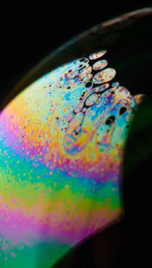Sabun topu makrosu gökkuşağı renk yüzeyi yakın görünüm