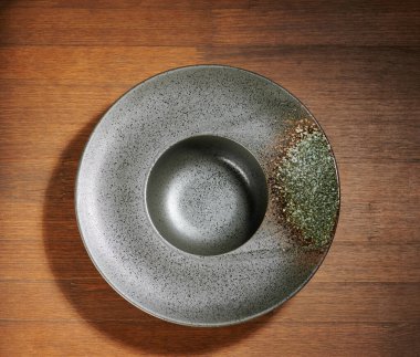 Kahverengi masanın üstünde boş gri çorba tabağı