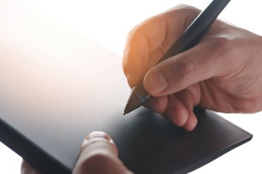 Elektronik imza atıyorum. Yakından izole edilmiş görünüm ile imzala