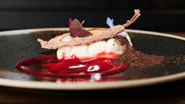Siyah tabakta panna cotta tatlı makro görünümü