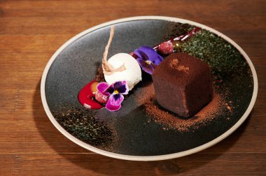 Dondurma temalı. Çiçek yapraklı browni.