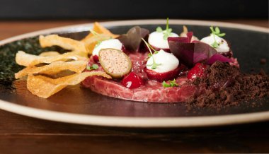 Makro et tartartarı, patates kızartması ve domates. 