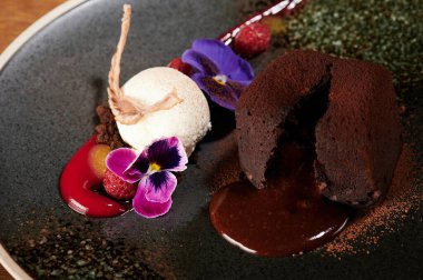 Sağlıklı tatlı teması. Dondurmalı ve çiçekli brownie. 