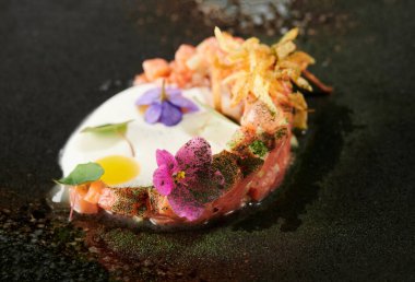 Tartare menüsü siyah bulanık arkaplanda yakın görünüm