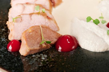 Beyaz soslu ve şifalı domuz eti.