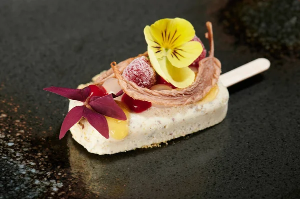 Süßes Eis Dessert Mit Gelben Blüten Makro Ansicht — Stockfoto