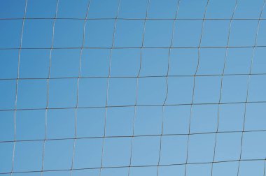 Mavi gökyüzü arka planında spor halat ağı deseni