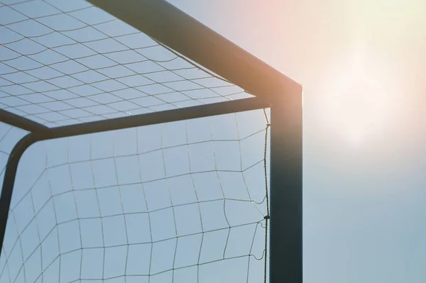 Ecke Des Metall Fußballtor Auf Blauem Himmel Sonnigen Hintergrund — Stockfoto