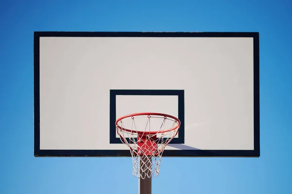 Placa Basquete Branco Com Anel Fundo Azul Céu — Fotografia de Stock