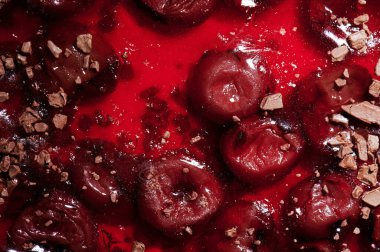 Çikolata makrosu olan vişneli pasta. Yakın plan.