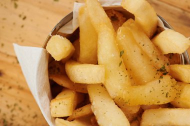 Tahta masada fincanda patates kızartması. Yakın çekim.