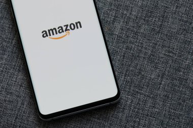 New York, ABD - 18 Haziran 2020: Amazon akıllı telefon uygulaması gri arka planda makro ekran görüntüsü