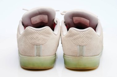 Gri spor ayakkabıları arka plan beyaz arkaplanda izole