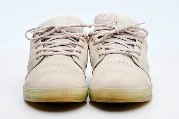 Vorderseite Der Grauen Paar Schuhe Isoliert Auf Weißem Hintergrund — Stockfoto