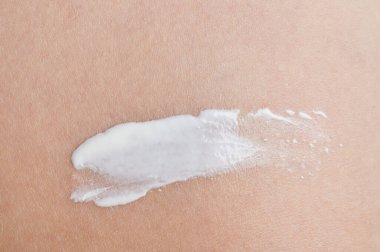 Yüz makrosu üzerine krem maskesi uygulanıyor. Yakın çekim görünümü