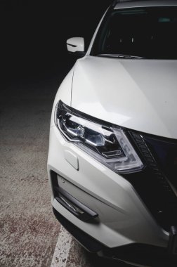 Siyah arka planda beyaz, modern SUV arabasının ön görüntüsü