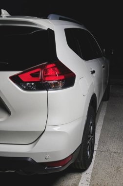 Siyah arka planda beyaz, modern SUV arabasının arka plan görüntüsü