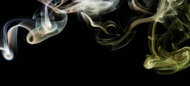 Siyah arka planda pürüzsüz şekilli soyut kahverengi ve sarı duman arkaplanı