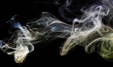 Siyah arka planda pürüzsüz şekilli soyut renkli duman efekti