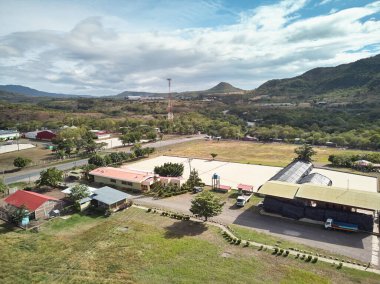 Parlak güneşli bir günde hava aracı görüntüsünün kurutulması için depolama