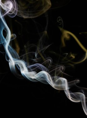 Siyah izole arkaplanda kahverengi duman kıvrımlı şekil akışı