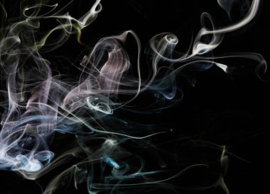 Siyah izole arkaplanda renkli duman çizgisi