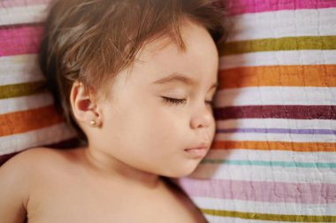 Rahat uyuyan kız portresi. Yakın çekim.