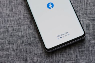 New-York, ABD - 18 Haziran 2020: Akıllı telefon ekranında Facebook uygulaması başlatılıyor Gri arkaplan görüntüsünü kapat
