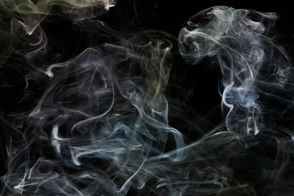 Siyah izole arkaplanda şeffaf soyut duman çizgileri