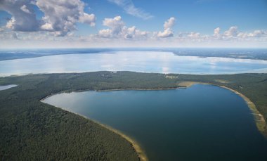 Güneşli bir günde doğal manzara arka plan drone görüntüsü