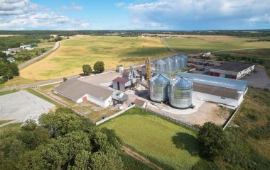 Çiftlik hava aracı görünümlü metal tank deposu