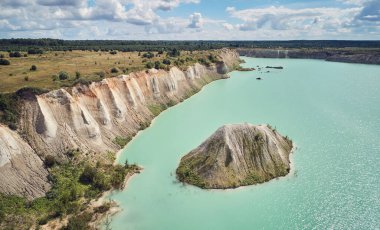 Yeşil su antenli çimento çukuru.