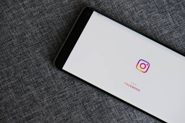 New York, ABD - 18 Haziran 2020: Facebook akıllı telefon uygulaması için Instagram gri arka planda makro ekran görüntüsü